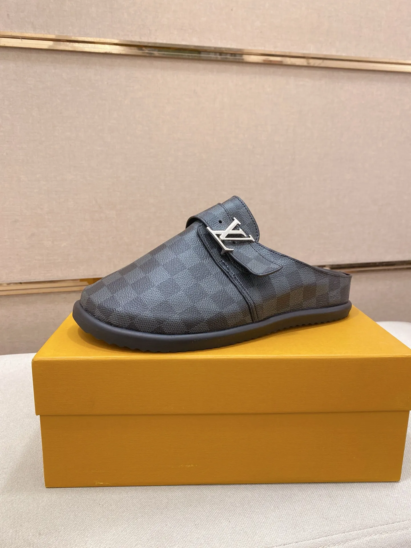 Men's shoes 💰: 360💰Made by LV🔍Top purchasing agents, men's spring and summer slippers are synchronized in the counters. The uppers are made of imported materials from Italy with logo graphics and high-quality craftsmanship. The soles: original soles specially provided by the original factory. The exclusive movable molded soles are super comfortable. Original goods follow the order, 🔍🔍high quality, you can enter and exit the counter at will. Welcome to compare, code number 38-44.